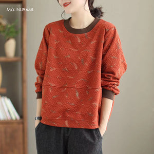 Áo T-shirt dài tay cổ tròn in những chiếc lông vũ - NU9658