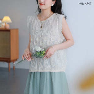 Áo T-shirt sát nách cổ tròn thêu hoa văn retro - A907