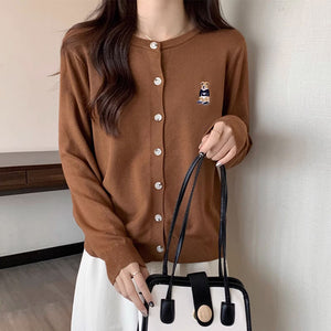 Áo khoác len cardigan dài tay cổ tròn thêu chú gấu - A605