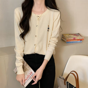 Áo khoác len cardigan dài tay cổ tròn thêu chú gấu - A605