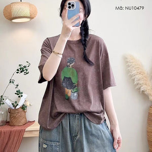 Áo T-shirt ngắn tay cổ tròn in cô gái đi chợ - NU10479