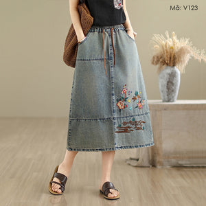 Chân váy denim lưng thun thêu hoa lá hai túi chéo - V123