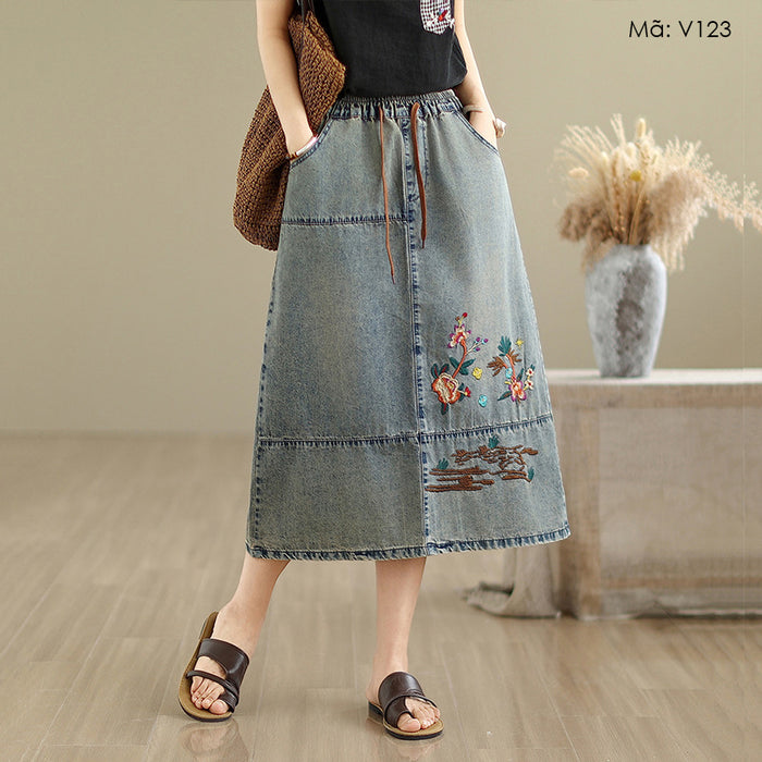 Chân váy denim lưng thun thêu hoa lá hai túi chéo - V123