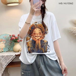 Áo T-shirt ngắn tay cổ tròn in cô gái chống cằm - NU10362