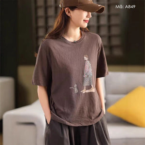 Áo T-shirt ngắn tay cổ tròn in cô gái và chú mèo - A849
