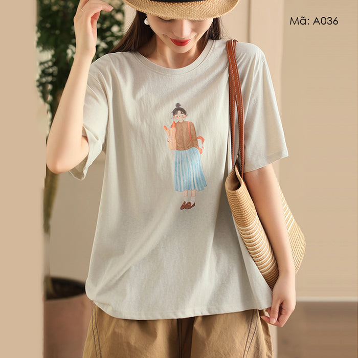 Áo T-shirt ngắn tay cổ tròn in cô gái và bánh mì - A036