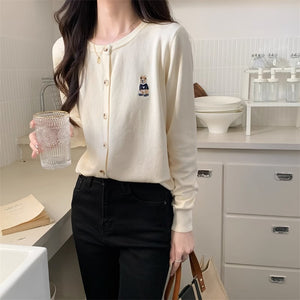 Áo khoác len cardigan dài tay cổ tròn thêu chú gấu - A605