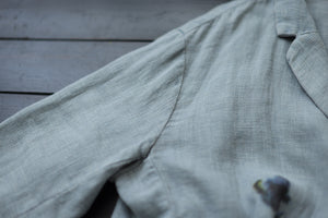 Áo khoác vest linen dài tay hai túi tròn in hoa lá - NU7873