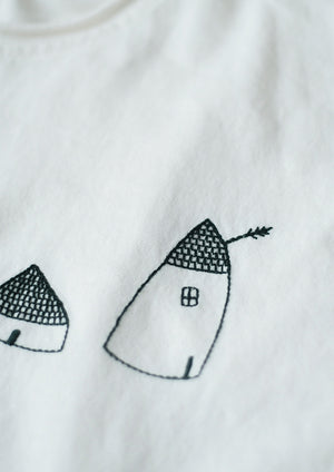 Áo T-shirt dài tay cổ tròn thêu ngôi nhà nhỏ - NU7961