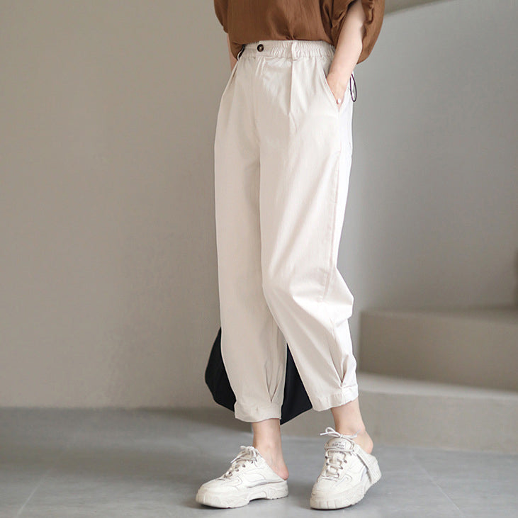 Qizning mushukini barmoq bilan uring