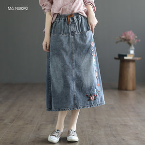 Chân váy denim lưng thun thêu những bông hoa một túi sau - NU8292